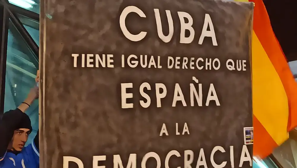 Pancarta de "Cuba tiene igual derecho que España a la democracia" vista en la madrileña Puerta del Sol, 15 de noviembre de 2021