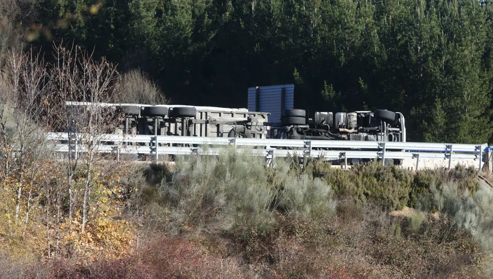Un camión sufre un accidente en la autovía A6 a su paso por Bembibre (León), cortando la carretera sentido Madrid