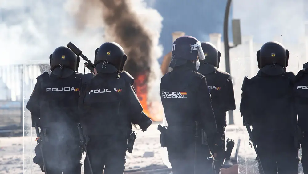 Un grupo de Policías antidisturbios ante una protesta de los trabajadores del sector del metal a las puertas de la factoría de Navantia de Cádiz