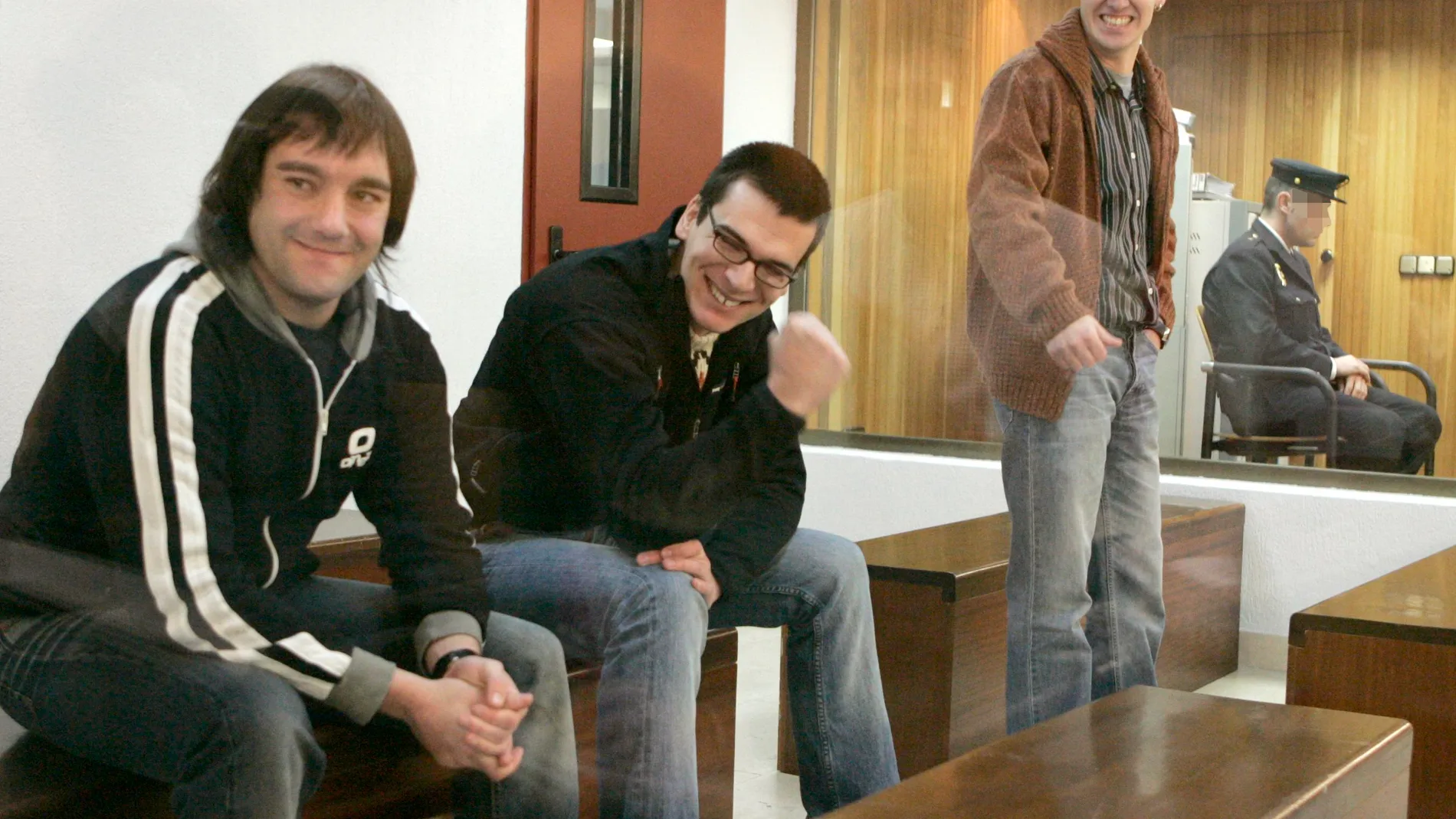 Los etarras Beñat Barrondo (absuelto), Izkur Badillo y Gorka Vidal (i-d), durante el juicio contra ellos en la Audiencia Nacional.