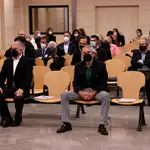 Francisco Correa (dcha.), Pablo Crespo (izda.) y el resto de los acusados, en la primera sesión del juicio a la trama Gürtel en Boadilla