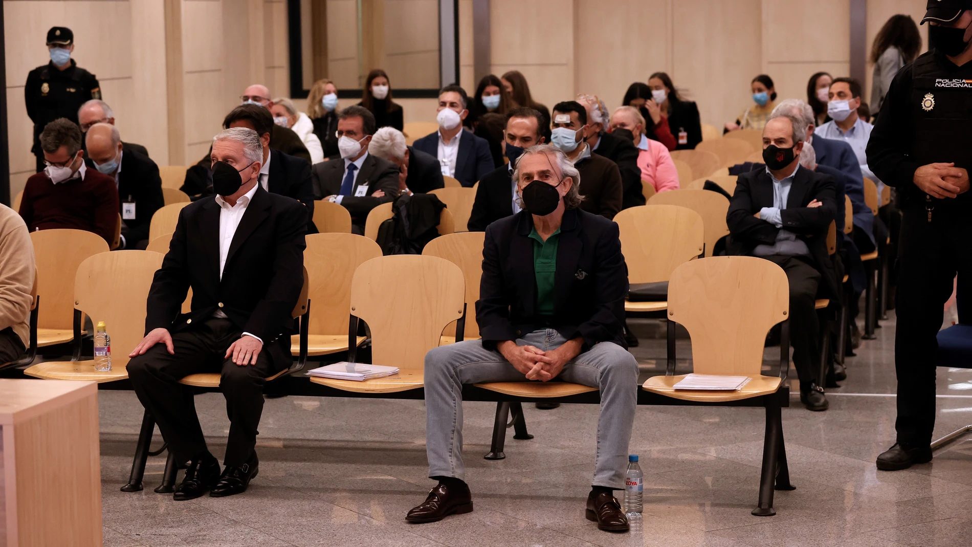 Francisco Correa (dcha.), Pablo Crespo (izda.) y el resto de los acusados, en la primera sesión del juicio a la trama Gürtel en Boadilla