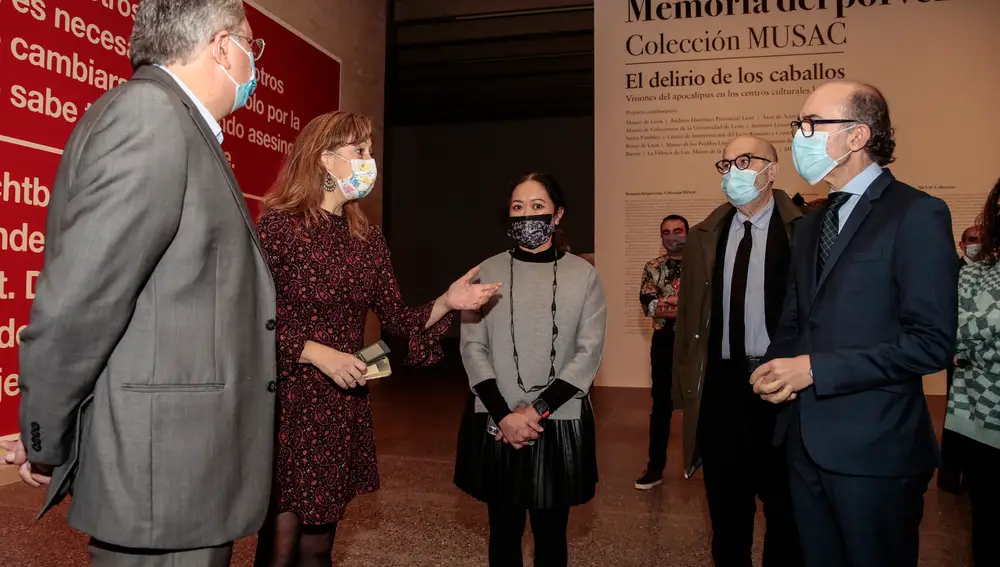 El consejero de Cultura y Turismo de la Junta, Javier Ortega, presenta al nuevo director del Museo de Arte Contemporáneo de Castilla y León (Musac), Álvaro Rodríguez Fominaya