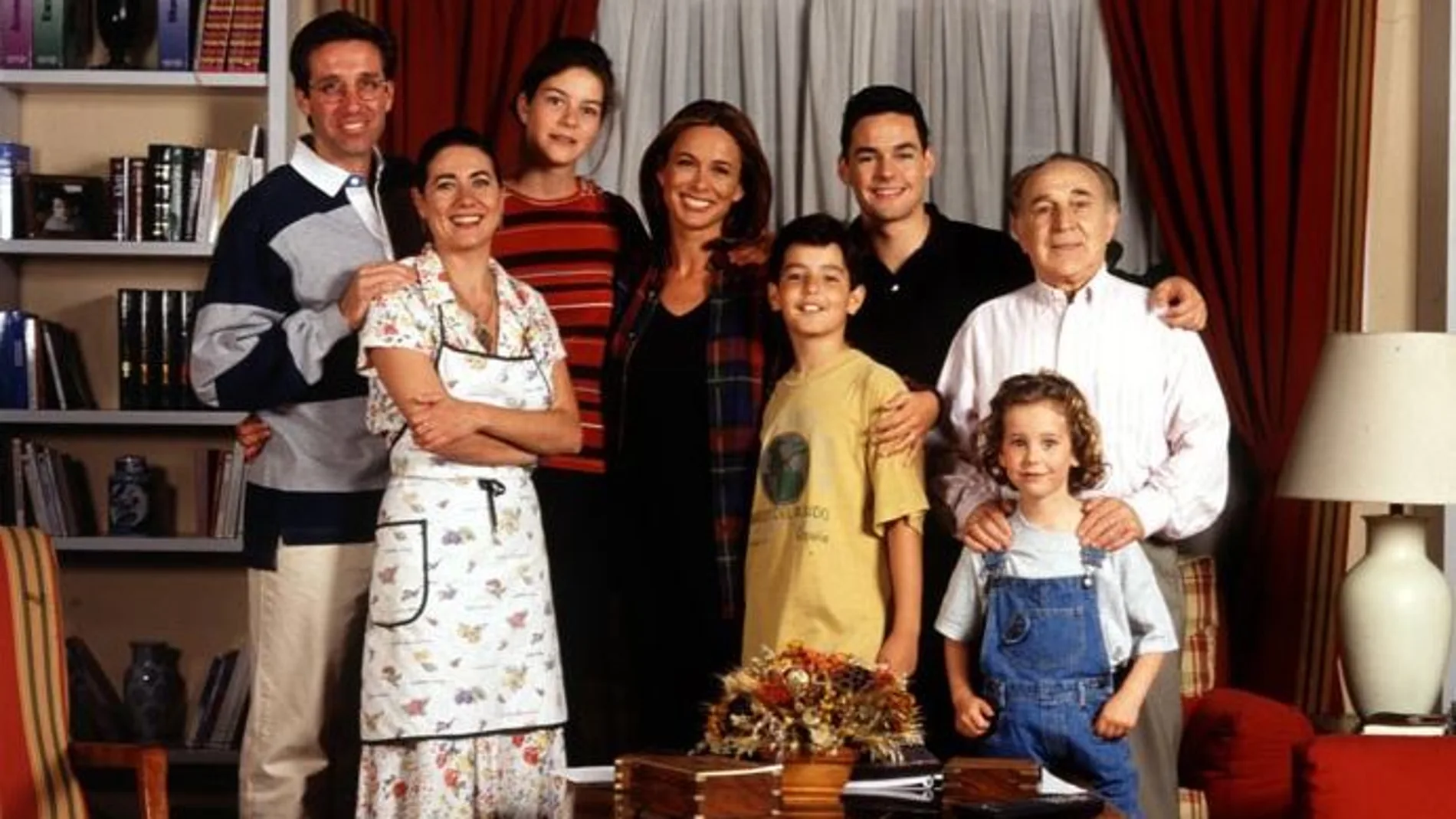 Isabel Aboy, junto al resto de protagonistas de "Médico de Familia"