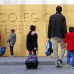 Los padres acompañan a sus hijos al colegio