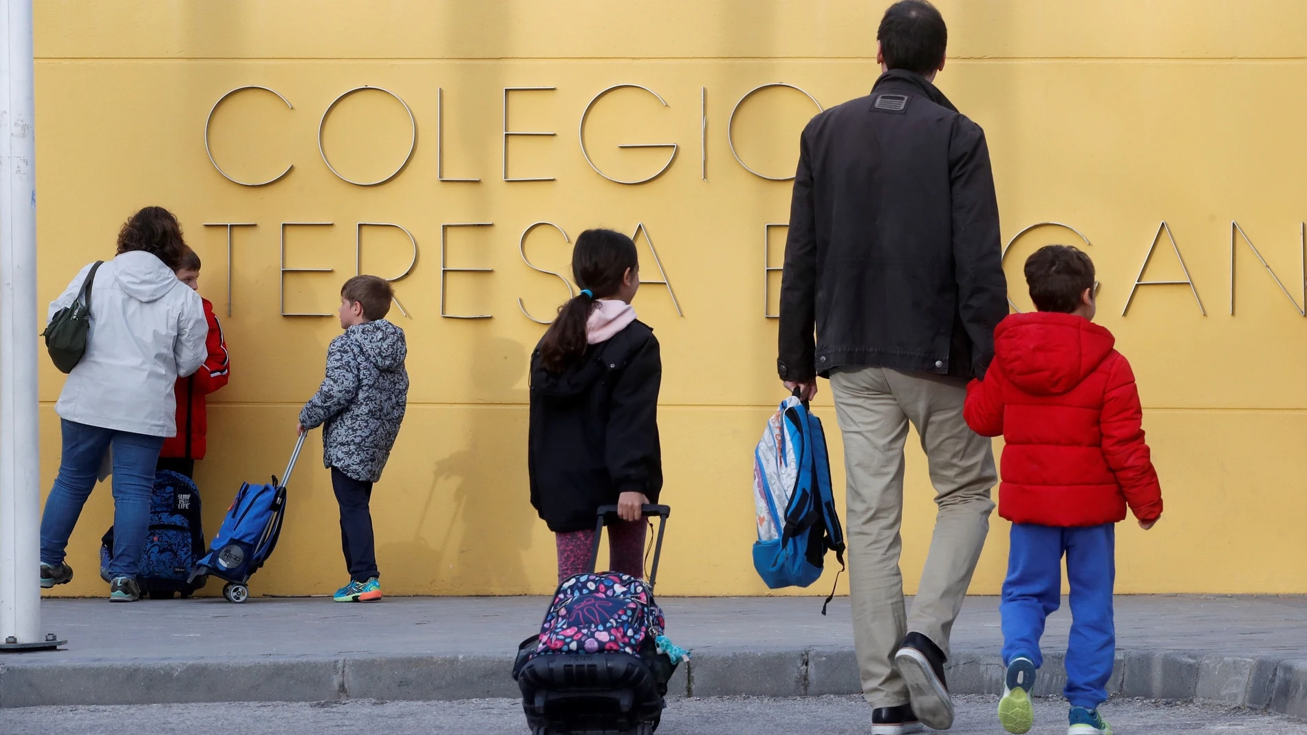 Los padres acompañan a sus hijos al colegio