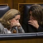 Nadia Calviño y Teresa Ribera en una sesión de control al Gobierno