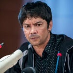 Yunior García Aguilera, impulsor del #15NCuba, comparece tras su llegada a Madrid en el Centro Cultural Galileo, a 18 de noviembre de 2021, en Madrid, (España). El impulsor de las protestas pacíficas del 15-N, al frente de la plataforma de acción ciudadana Archipiélago, ha llegado a Madrid tras la decisión de abandonar su país, Cuba, junto a su mujer, tras las amenazas sufridas en las últimas semanas, según señala, por los organismos del Estado. Durante su intervención ha comentado la situación que se vive en Cuba actualmente y los motivos de su viaje.18 NOVIEMBRE 2021;CUBA;IMPULSOR;15N;PACÍFICASA. Pérez Meca / Europa Press18/11/2021
