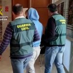 Imagen del detenido, custodiado por la Guardia Civil