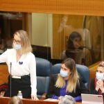 Carolina Alonso, de Unidas Podemos, en el momento de pedir la palabra a la presidenta de la Asamblea