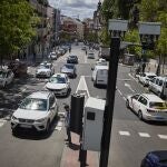 Una de las cámaras que vigila el acceso al Distrito Centro de Madrid