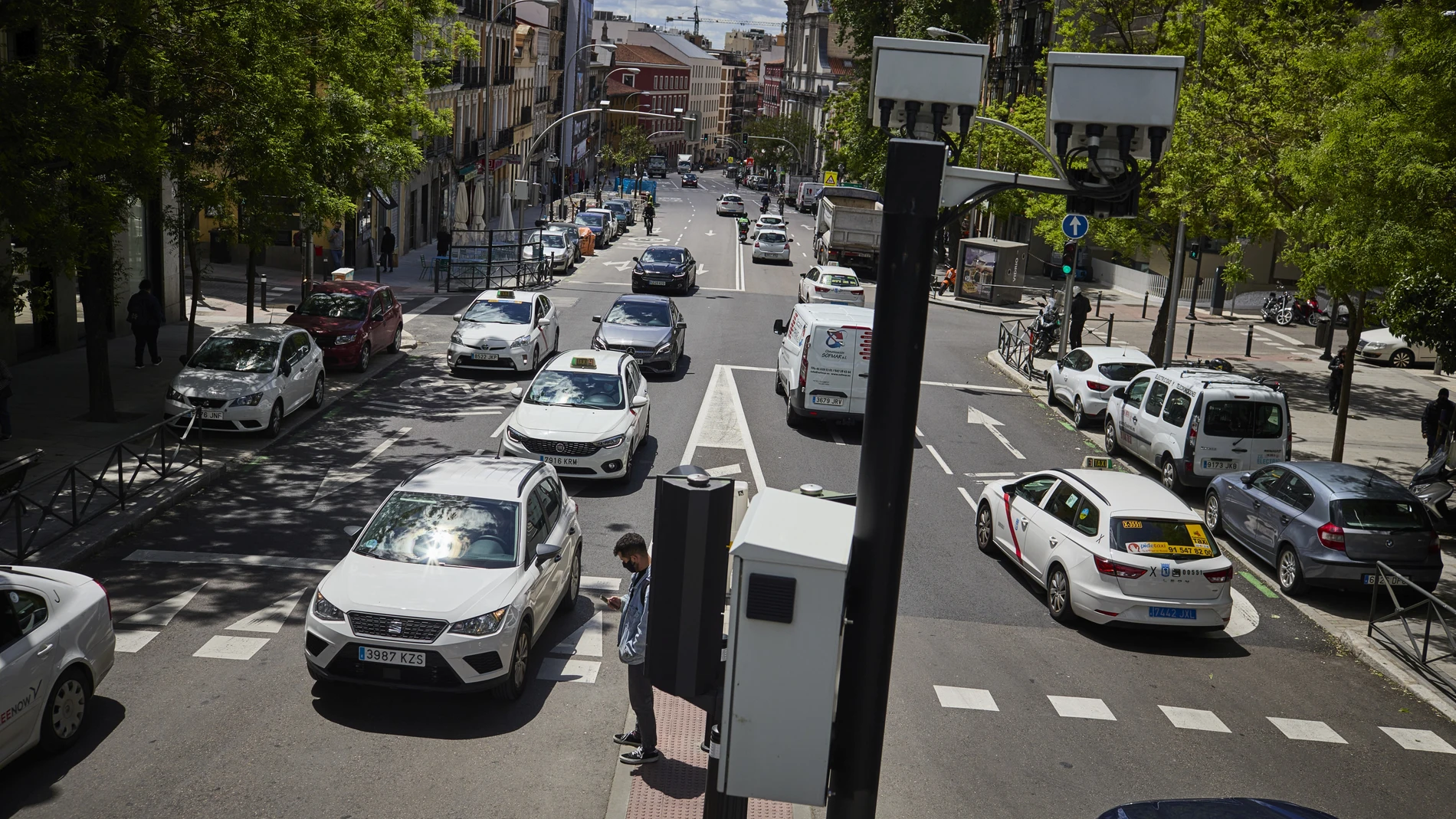 Una de las cámaras que vigila el acceso al Distrito Centro de Madrid