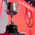 Imagen del trofeo de la Copa del Rey, cuya primera eliminatoria de 2021-22 se ha sorteado en la Ciudad de la RFEF.RFEF