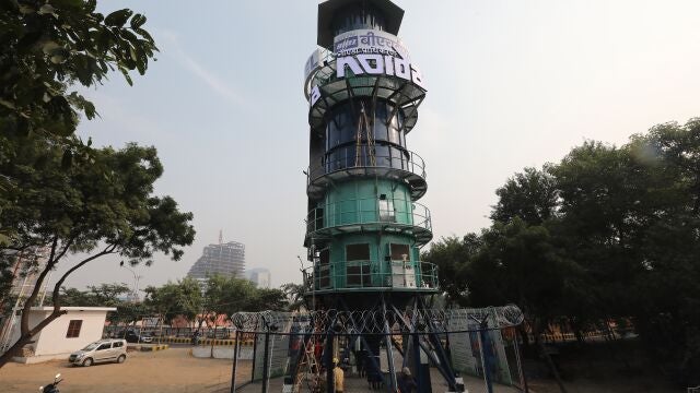 Noida (India), 18/11/2021.- A view of the 20-meter-tall anti-smog tower at Delhi-Noida-Direct (DND) flyway near film city in Noida, Uttar Pradesh, India, 18 November 2021. The smog tower is built by the Bhartiya Heavy Electrical Limited (BHEL) and the Noida Authority for help to clean the air of one square kilometer as national capital region (NCR) continues to struggle for clean air and the Indian court has called for urgent measures to tackle the issue. (Nueva Delhi) EFE/EPA/HARISH TYAGI