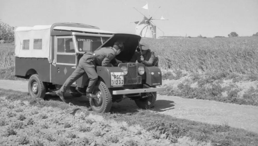 El Land Rover Defender es uno de los vehículos míticos de la Guardia Civil. Un agente revisa el motor del vehículo en una zona rural de Granada en 1960