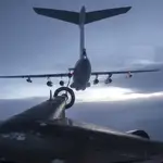 Un avión ruso Ilyushin Il-76 reabasece a un bombardero Tu-95MS durante las maniobras cerca de Corea del Sur y Japón