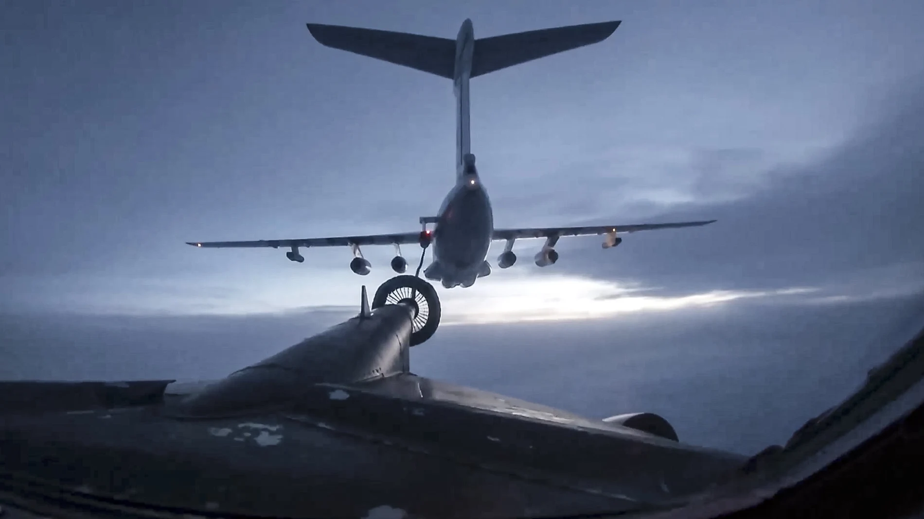 Un avión ruso Ilyushin Il-76 reabasece a un bombardero Tu-95MS durante las maniobras cerca de Corea del Sur y Japón