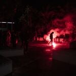Un trabajador del metal camina frente a una bengala durante la huelga en Cádiz