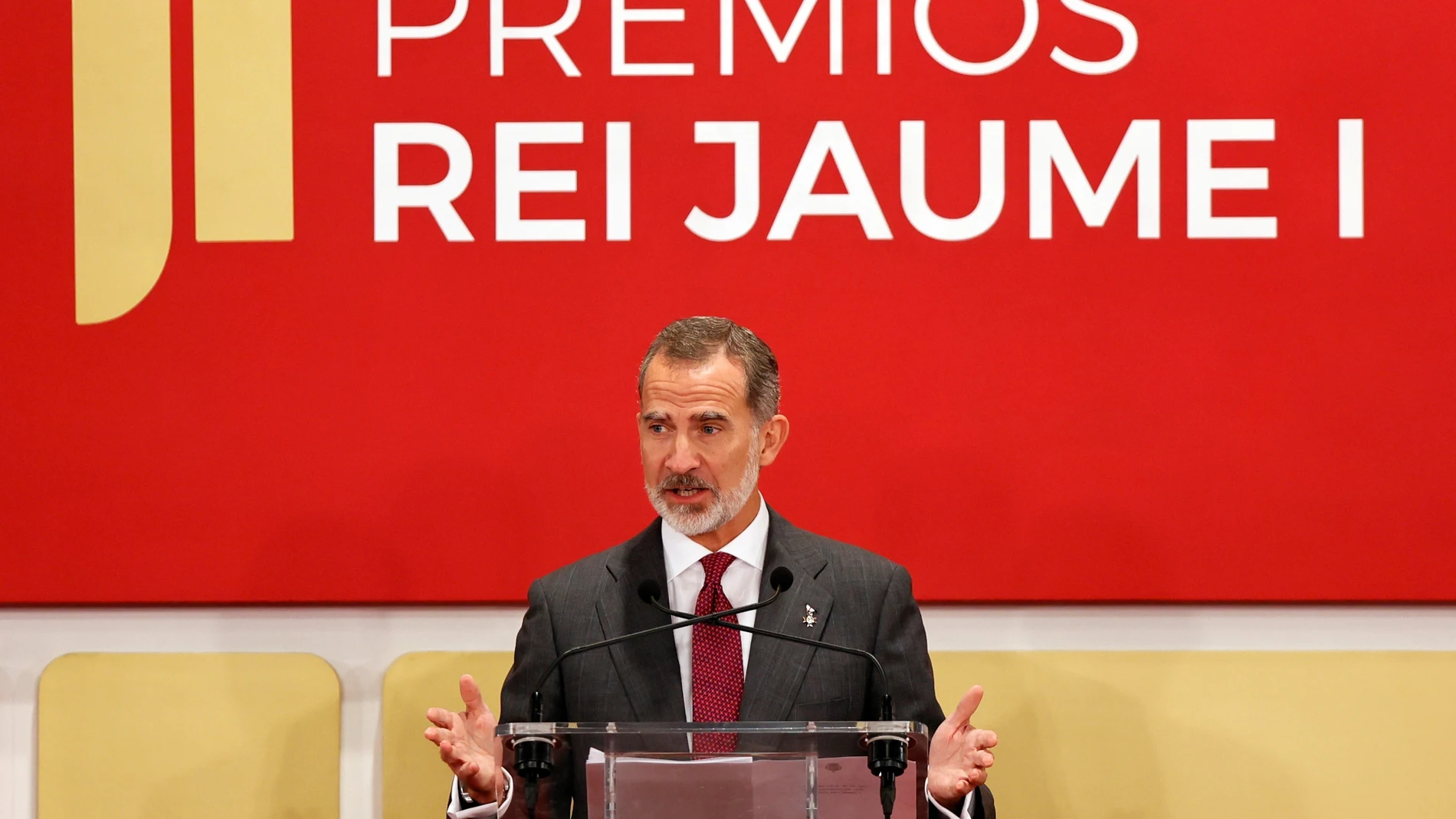 El rey Felipe VI durante su intervención en el acto de entrega los Premios Rei Jaume I 2021 que tiene lugar este viernes en la Lonja de la Seda. EFE/Biel Aliño