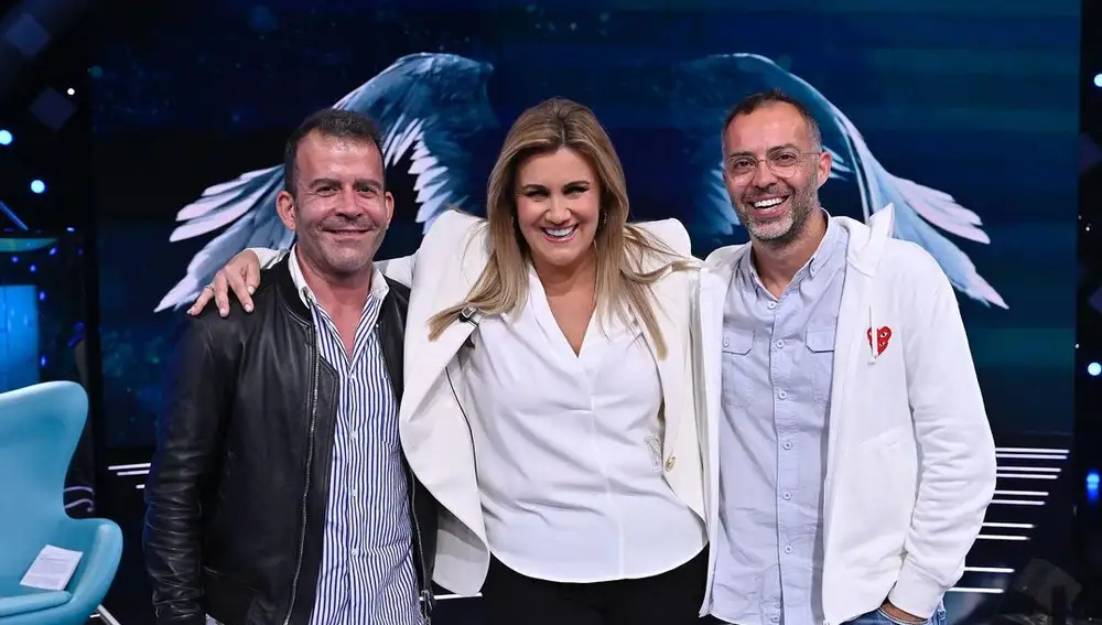 Carlota Corredera junto a sus jefes de La fábrica de la tele, Adrián Madrid y Óscar Cornejo
