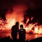 Científicos hacen mediciones de los gases emanados con la llegada de la lava al mar