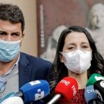 La presidenta de Cs, Inés Arrimadas, ofrece declaraciones a los medios, después de su reunión con el presidente de la Diputación de Alicante, Carlos Mazón