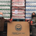 Representantes del Banco de Alimentos de Castellón y de Mercadona, durante una de las entregas realizadas en 2021