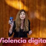 Loreto Arenillas muestra un "fotopene" enviado a su teléfono en la Asamblea de Madrid