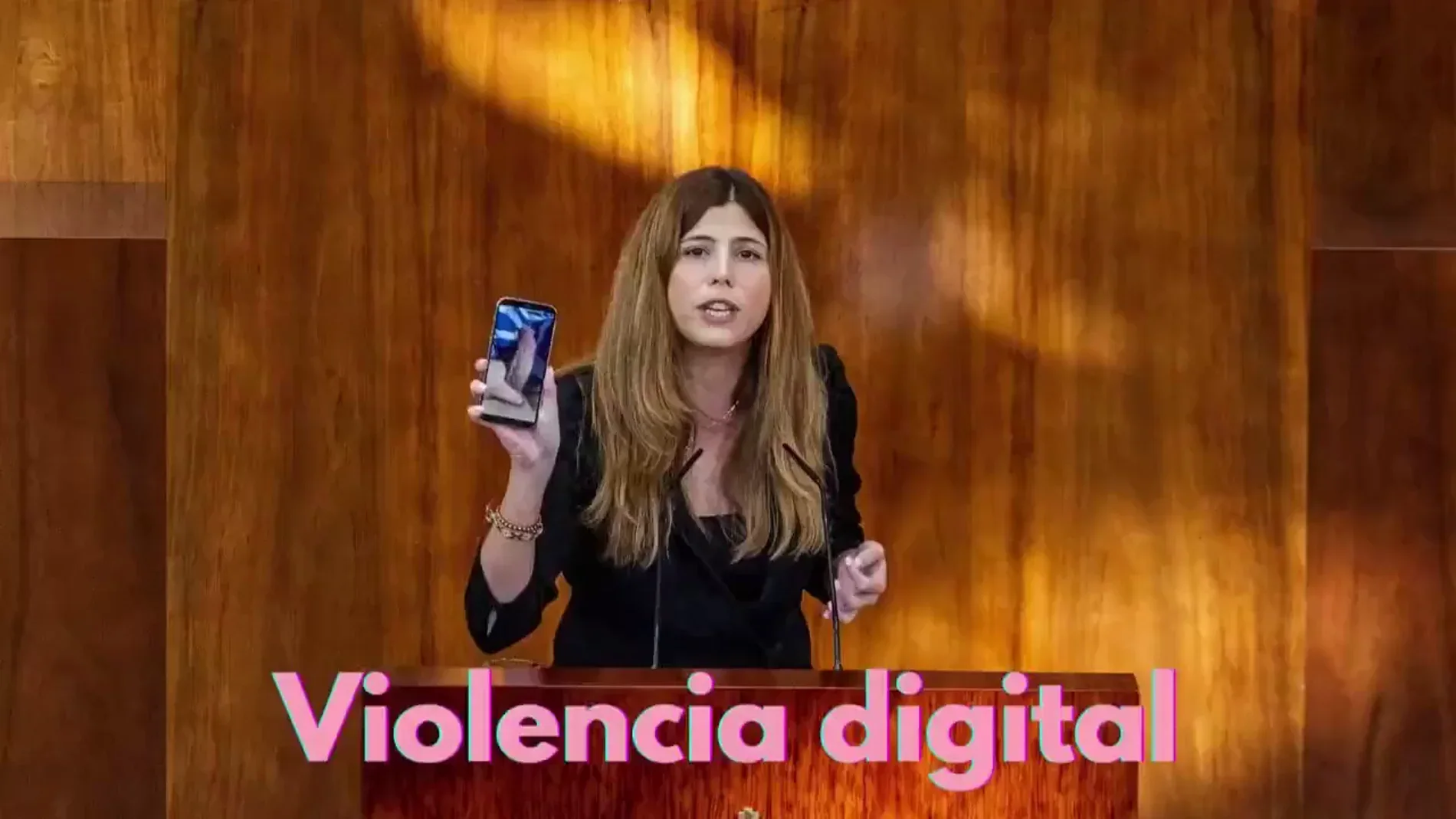 Loreto Arenillas muestra un "fotopene" enviado a su teléfono en la Asamblea de Madrid