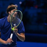 Alexander Zverev se dispone a ejecutar un saque en la semifinal ante Djokovic