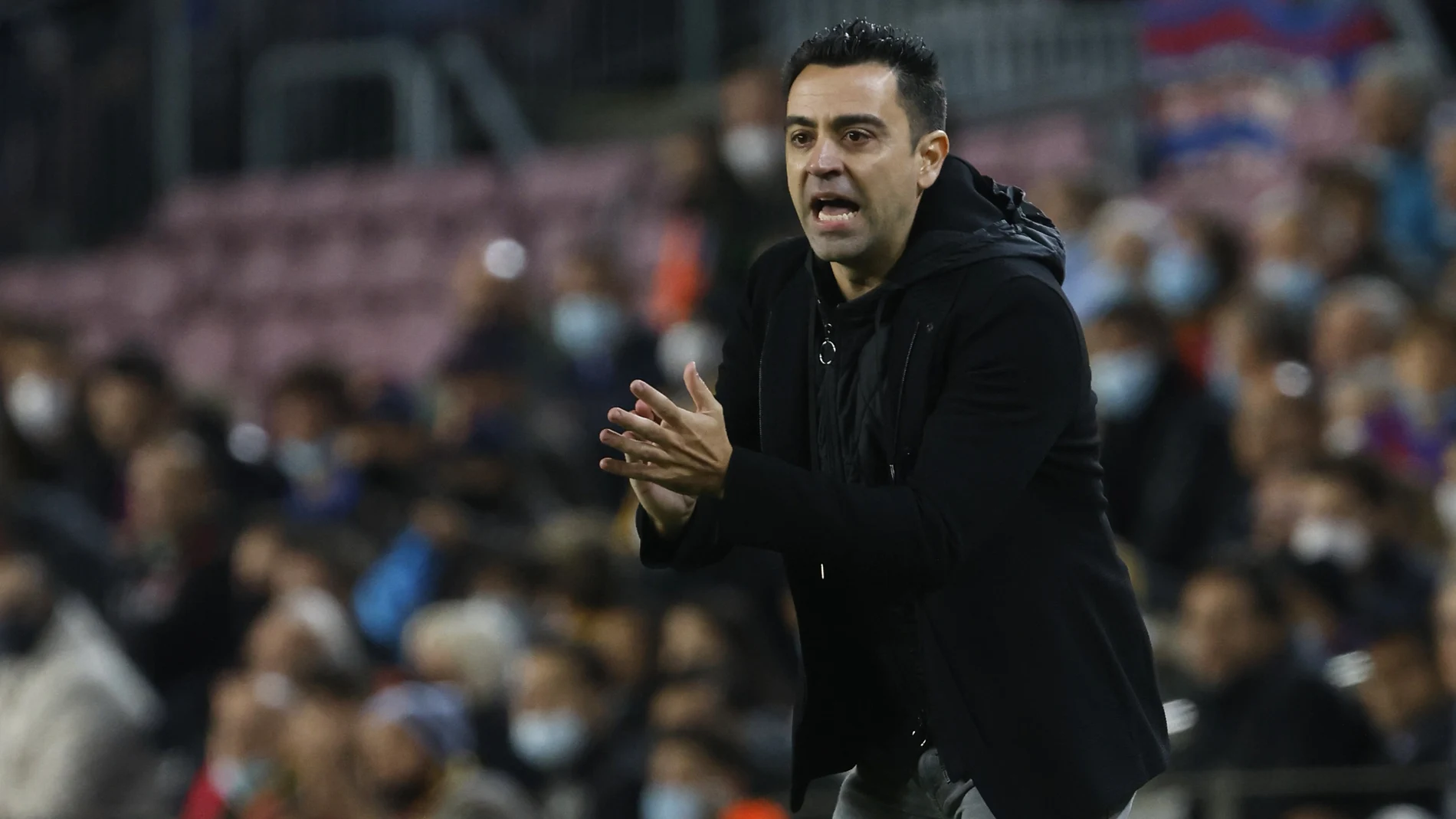 Xavi Hernández estuvo muy activo en la banda en su estreno en el banquillo del Barcelona, ante el Espanyol