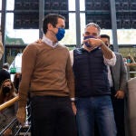 El secretario General del PP, Teodoro Garcia Egea (i), junto al presidente del PP de Málaga, Elías Bendodo (d); en el XVI Congreso Autonómico del PP andaluz. Álex Cámara / Europa Press