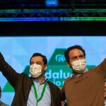El secretario General del PP, Teodoro Garcia Egea (d), junto al presidente de la Junta de Andalucía, Juanma Moreno (i), en el XVI Congreso Autonómico del PP andaluz. Álex Cámara / Europa Press