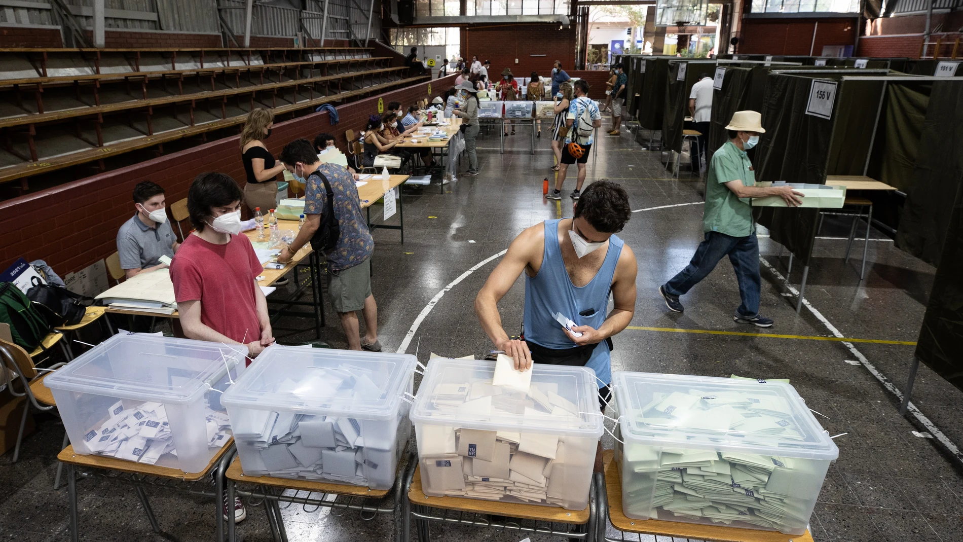 Ciudadanos votan hoy en el Liceo Carmela Carvajal en Santiago (Chile)