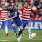 Benzema, en un remate en el Granada-Real Madrid