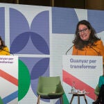 La vicepresidenta de la Generalitat Valenciana, Mónica Oltra (i), y la líder de los comuns en el Parlament, Jéssica Albiach (d), en la III Assemblea Nacional de los comuns, a 21 de noviembre de 2021, en BarcelonaPau Venteo / Europa Press21/11/2021
