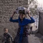 Un niña lleva pan en Kabul