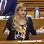 La diputada del PP Eva Ortiz en el pleno de Les Corts