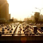 Coches emitiendo amoniaco en una ciudad