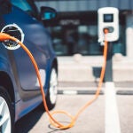 Imagen de recurso de un coche eléctrico en proceso de carga
