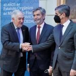 El ex fiscal general del Estado Cándido Conde-Pumpido, el presidente del Consejo General del Poder Judicial (CGPJ), Carlos Lesmes, y el nuevo presidente Pedro González-Trevijano, del Tribunal Constitucional