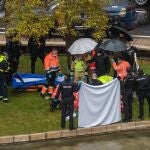 ZARAGOZA, 23/11/2021.- Policías y sanitarios intentan reanimar a un joven que se ha acuchillado varias veces esta mañana en la Plaza de Roma de Zaragoza, heridas que finalmente le han provocado la muerte, según han confirmado fuentes de la Policía Nacional. El hombre se ha causado heridas con el cuchillo que portaba, causando momentos de tensión y alarma en la citada plaza, en cuyo estanque ha caído después de lesionarse. EFE/Javier Cebollada