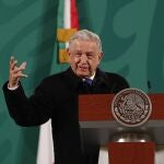 MEX7633. CIUDAD DE MÉXICO (MÉXICO), 22/11/2021- El presidente mexicano, Andrés Manuel López Obrador, habla durante una rueda de prensa matutina hoy, en el Palacio Nacional, en Ciudad de México (Mexico). El presidente de México, Andrés Manuel López Obrador, publicó este lunes un decreto por el que se declara como temas de seguridad nacional la realización de proyectos y obras emblemáticas de infraestructura de su gobierno. EFE/ José Méndez