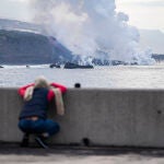 Una persona observa la colada de lava a su llegada al mar,