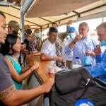 El secretario general de la ONU, Antonio Guterres, junto al mandatario colombiano, Iván Duque, comen productos típicos durante una visita al antiguo Espacio Territorial de Capacitación y Reincorporación (ETCR)