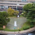 Policías y sanitarios intentan reanimar a un joven que se ha acuchillado varias veces esta mañana en la Plaza de Roma de Zaragoza