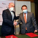 El consejero de Agricultura, Ganadería y Desarrollo Rural, Jesús Julio Carnero, firma el acuerdo de colaboración con el decano del Colegio de Ingenieros Agrónomos de Castilla y León y Cantabria, Ignacio Mucientes