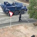 Despliegue en Cádiz del BMR blindado de la Policía Nacional, la conocida como 'tanqueta', durante las protestas por la huelga del sector del metal. EUROPA PRESS
