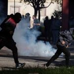 Varios de los manifestantes del sector del metal que hoy se han vuelto a movilizar en la barriada de San Pedro en Puerto Real (Cádiz) durante la novena jornada de huelga indefinida y en la que se han sucedido los enfrentamientos con la Policía.