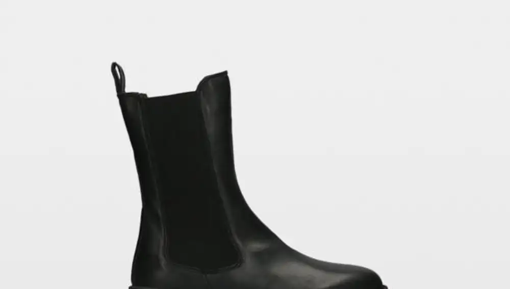 Botines negros.